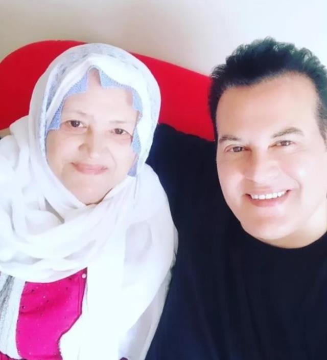 ÜNLÜ İSİMLERDEN ANNELER GÜNÜ MESAJLARI!