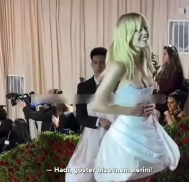 Ünlü oyuncuya kırmızı halıda mide bulandıran taciz! Kameramanların 'Bize göğüslerini göster' sözleri çileden çıkardı Ünlü oyuncuya kırmızı halıda mide bulandıran taciz! Kameramanların 'Bize göğüslerini göster' sözleri çileden çıkardı