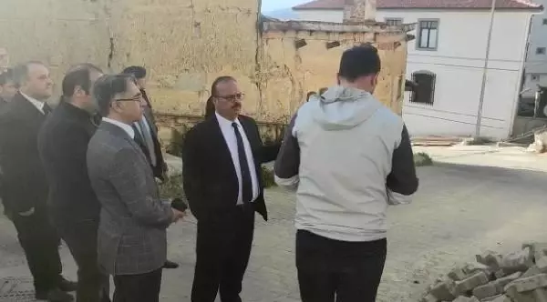 Vali Canpolat'tan Celal Bayar'ın evinin restorasyonunu gecikmesine sert tepki: Beni ağır konuşturmayın Vali Canpolat'tan Celal Bayar'ın evinin restorasyonunu gecikmesine sert tepki: Beni ağır konuşturmayın