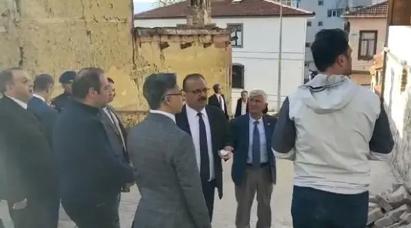 Vali Canpolat'tan Celal Bayar'ın evinin restorasyonunu gecikmesine sert tepki: Beni ağır konuşturmayın Vali Canpolat'tan Celal Bayar'ın evinin restorasyonunu gecikmesine sert tepki: Beni ağır konuşturmayın