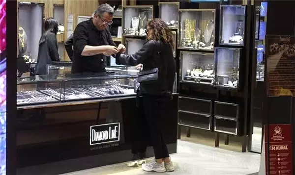 İstenmeyen gelin olduğu söylenen Özcan Deniz'in sevgilisi, soruları duyunca basın mensuplarından kaçtı İstenmeyen gelin olduğu söylenen Özcan Deniz'in sevgilisi, soruları duyunca basın mensuplarından kaçtı