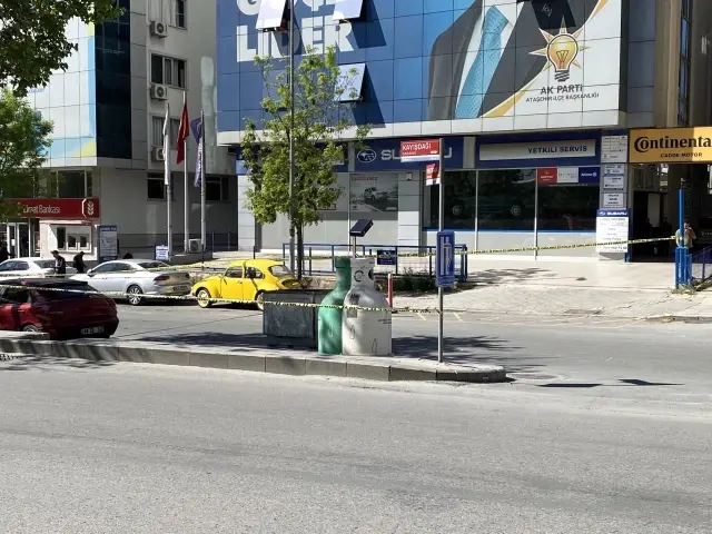 AK Parti Ataşehir İlçe Başkanlığı önünde şüpheli paket paniği