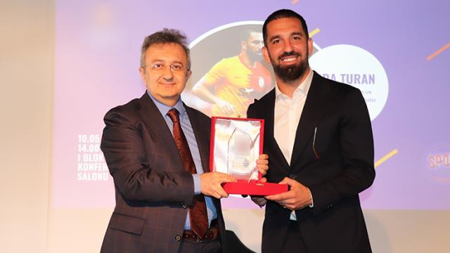 Arda Turan, yılın en sevilen ve örnek alınan futbolcusu oldu! Sosyal medyada kıyamet koptu