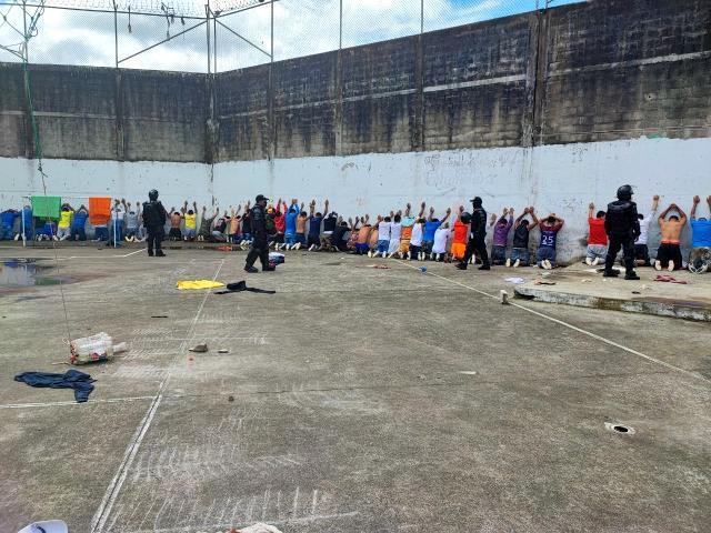 Hapishanede çıkan kavgada 43 kişi hayatını kaybetti, 108 mahkum kargaşadan yararlanarak firar etti Hapishanede çıkan kavgada 43 kişi hayatını kaybetti, 108 mahkum kargaşadan yararlanarak firar etti