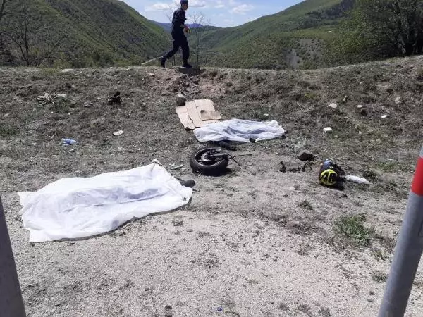 Motosikletle kaza yapan evli çift bariyerin altından sürüklenerek şarampole yuvarlandı Motosikletle kaza yapan evli çift bariyerin altından sürüklenerek şarampole yuvarlandı