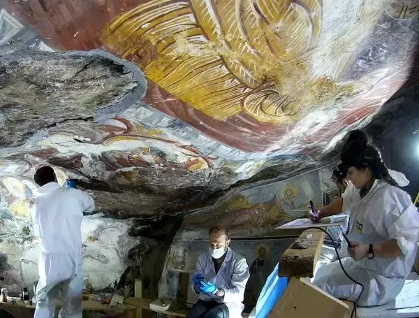 Sümela'daki kazı sırasında işçiler gizemli mahzen buldu, gelen vatandaşlar fotoğrafını çekmek için birbiriyle yarıştı