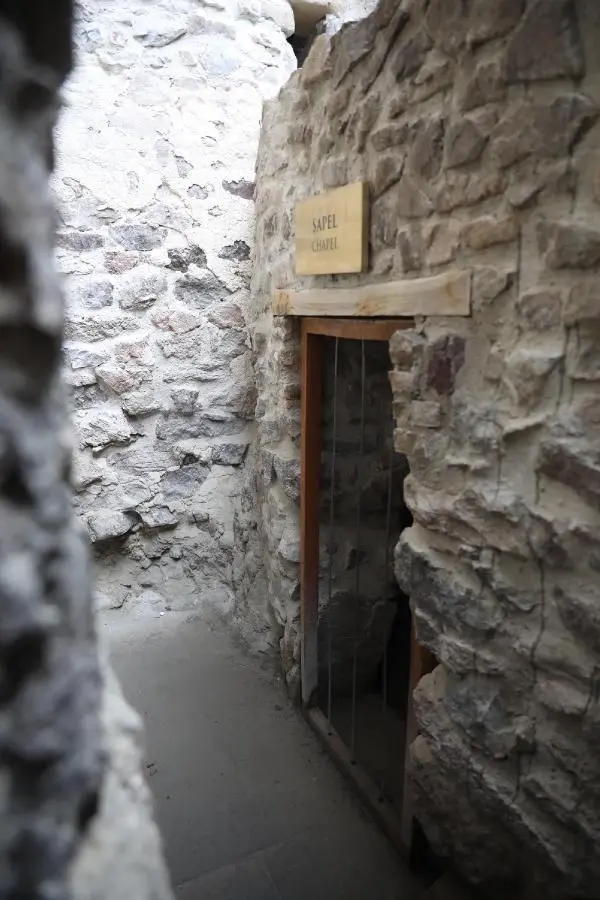 Sümela'daki kazı sırasında işçiler gizemli mahzen buldu, gelen vatandaşlar fotoğrafını çekmek için birbiriyle yarıştı