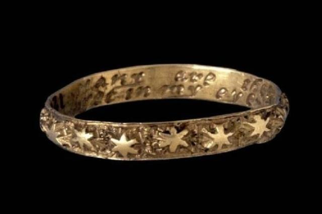 Toprakta saatler süren kazı sonucu ortaya çıkarılan yüzüğün üzerindeki yazı mest etti Toprakta saatler süren kazı sonucu ortaya çıkarılan yüzüğün üzerindeki yazı mest etti