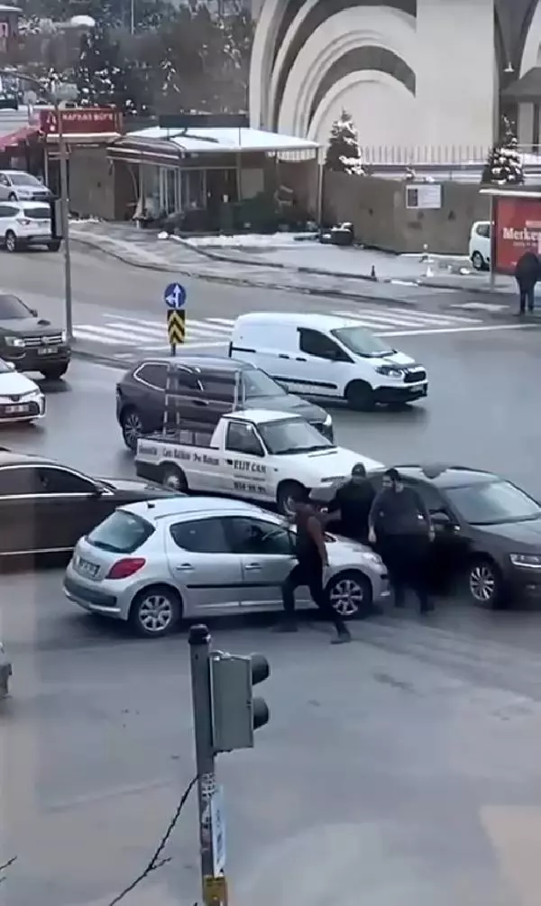 Trafikte kendisini uyaran sürücüye çekiçle saldıran sanığa 11,5 yıl hapis Trafikte kendisini uyaran sürücüye çekiçle saldıran sanığa 11,5 yıl hapis