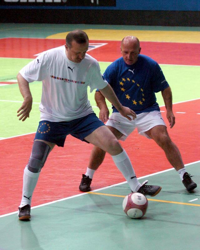 Cumhurbaşkanı Erdoğan'ın 16 yıl önceki salon futbolu fotoğrafları paylaşıldı