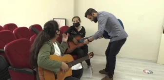 İşitme engelli 3 öğrenci öğretmenlerinin desteğiyle gitar çalmayı öğrendi