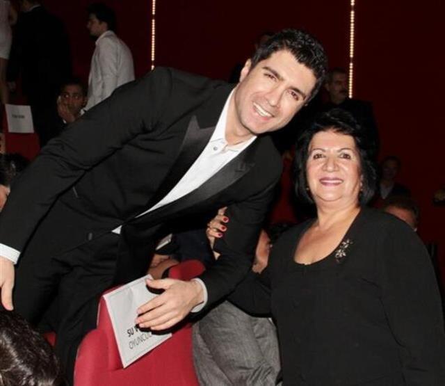 İstenmeyen gelin olduğu söylenen Özcan Deniz'in sevgilisi, soruları duyunca basın mensuplarından kaçtı İstenmeyen gelin olduğu söylenen Özcan Deniz'in sevgilisi, soruları duyunca basın mensuplarından kaçtı