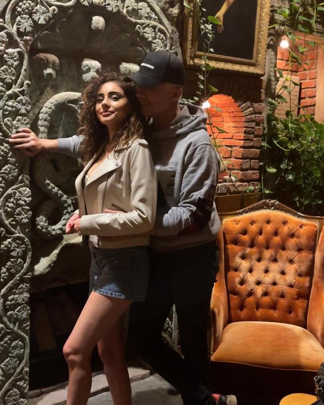 İstenmeyen gelin olduğu söylenen Özcan Deniz'in sevgilisi, soruları duyunca basın mensuplarından kaçtı İstenmeyen gelin olduğu söylenen Özcan Deniz'in sevgilisi, soruları duyunca basın mensuplarından kaçtı