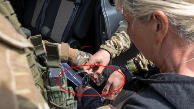 Ukrayna özel kuvvetleri vatan hainlerinin peşinde! Belediye meclis sekreterinin yakalanma anı kamerada