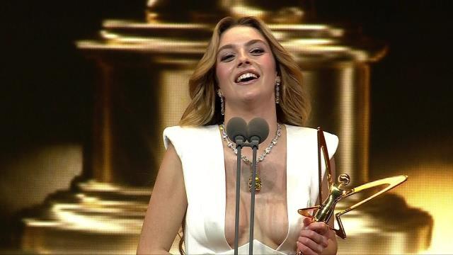 Eski MHP milletvekili Ahmet Çakar'ın Melis Sezen'in dekoltesi için yaptığı yorum tartışma yarattı Eski MHP milletvekili Ahmet Çakar'ın Melis Sezen'in dekoltesi için yaptığı yorum tartışma yarattı