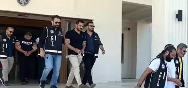 İş yeri basılıp, zorla senet imzalatılan müteahhidi böyle tokatladılar İş yeri basılıp, zorla senet imzalatılan müteahhidi böyle tokatladılar