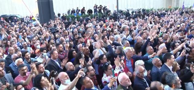 Kılıçdaroğlu'nun çağrısı üzerine hareke geçen kalabalık il binası önünü miting alanına çevirdi Kılıçdaroğlu'nun çağrısı üzerine hareke geçen kalabalık il binası önünü miting alanına çevirdi