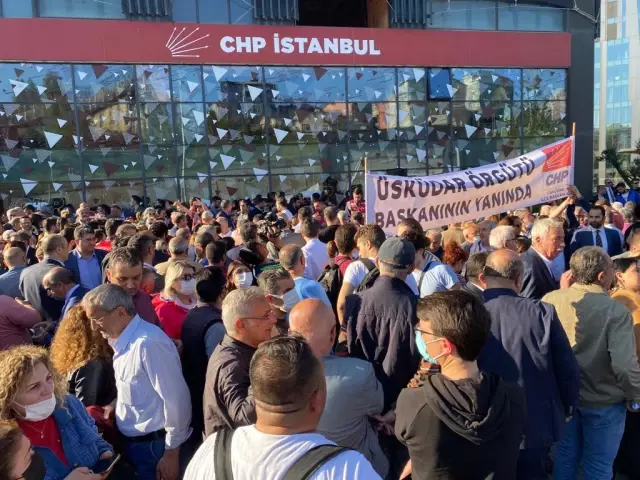 Kılıçdaroğlu'nun çağrısı üzerine hareke geçen kalabalık il binası önünü miting alanına çevirdi Kılıçdaroğlu'nun çağrısı üzerine hareke geçen kalabalık il binası önünü miting alanına çevirdi