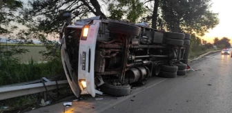 Manisa'da otobüsle kamyonun çarpışması sonucu iki kişi yaralandı