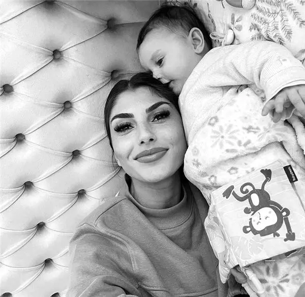 Türk milli futbolcunun güzel kızı, babasından habersiz ünlü dergi için soyundu! Pozları olay Türk milli futbolcunun güzel kızı, babasından habersiz ünlü dergi için soyundu! Pozları olay