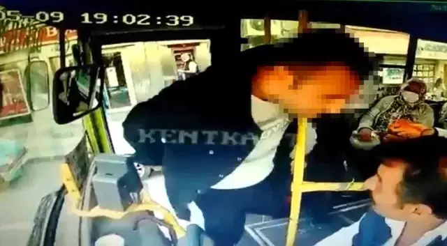 Otobüs şoförüne yolcuların gözü önünde dehşeti yaşattı: 'Gırtlağını keserim senin'