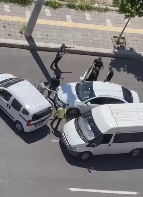 Polisin durdurduğu sivil otobüsteki kaçak göçmenler in in bitmedi! Asıl sürpriz bagajdan çıktı