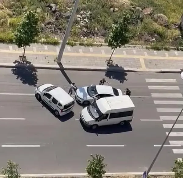 Polisin durdurduğu sivil otobüsteki kaçak göçmenler in in bitmedi! Asıl sürpriz bagajdan çıktı
