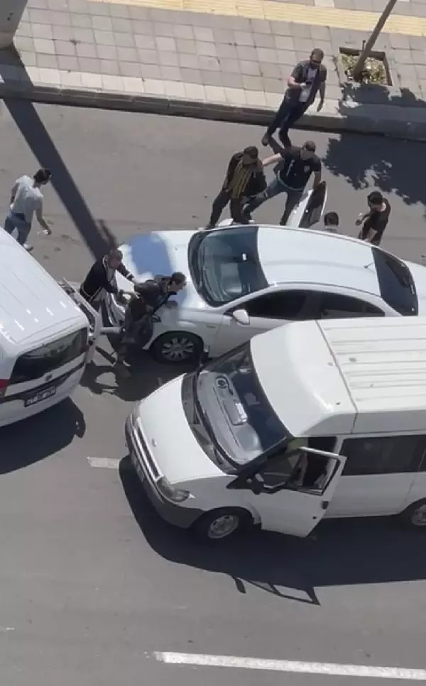 Polisin durdurduğu sivil otobüsteki kaçak göçmenler in in bitmedi! Asıl sürpriz bagajdan çıktı