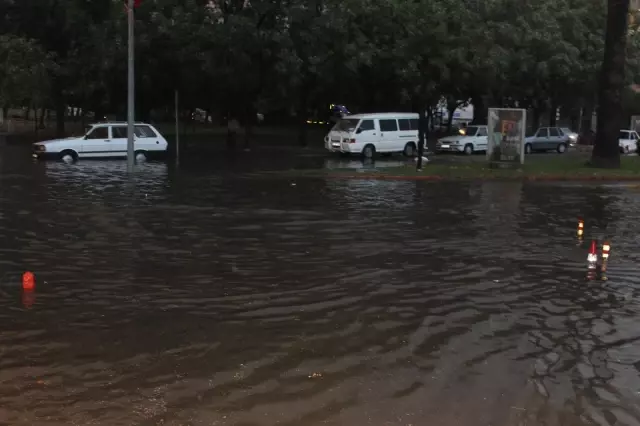 20 dakikalık sağanak Salihli'de yolları göle çevirdi 20 dakikalık sağanak Salihli'de yolları göle çevirdi