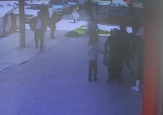 Annesinin banyo yaptırdığı Zeynep Mira, nefes borusuna su kaçınca 'Heimlich manevrası' ile kurtarıldı Annesinin banyo yaptırdığı Zeynep Mira, nefes borusuna su kaçınca 'Heimlich manevrası' ile kurtarıldı