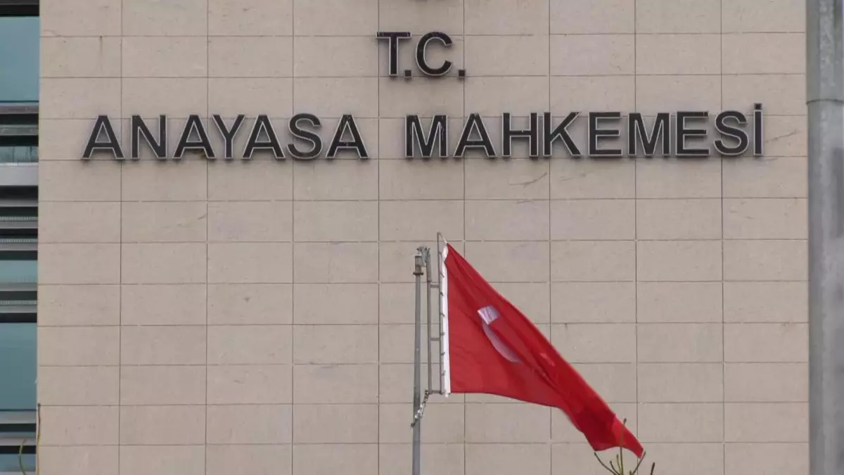 Aym; 'Hırsız, Katil, Defol Akp' Pankartı Nedeniyle 'Başbakana Hakaret' Suçundan Ceza Verilemeyeceğini Bildirdi