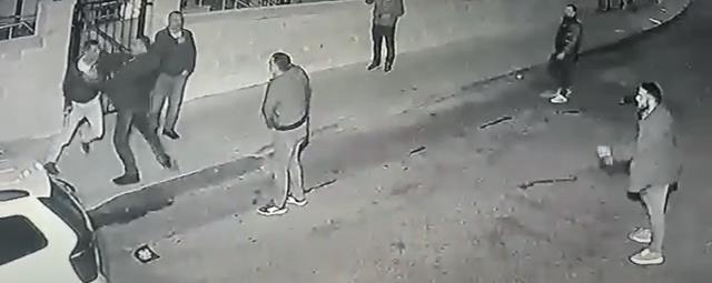 Biri silah diğeri satır çekti! Kocaelispor'un eski ve yeni tribün lideri sokak ortasında birbirine girdi Biri silah diğeri satır çekti! Kocaelispor'un eski ve yeni tribün lideri sokak ortasında birbirine girdi