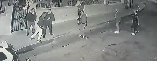 Biri silah diğeri satır çekti! Kocaelispor'un eski ve yeni tribün lideri sokak ortasında birbirine girdi Biri silah diğeri satır çekti! Kocaelispor'un eski ve yeni tribün lideri sokak ortasında birbirine girdi