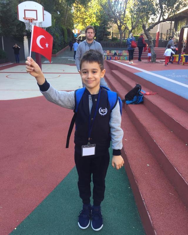 Cem Yılmaz'ın oğlu büyüyor! Kemal Yılmaz, Erşan Kuneri galasına boyalı saçlarıyla katıldı