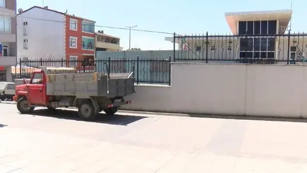 Öğrencisine cinsel içerikli görüntü yolladığı iddia edilen öğretmen sokak ortasında sopayla darbedildi Öğrencisine cinsel içerikli görüntü yolladığı iddia edilen öğretmen sokak ortasında sopayla darbedildi