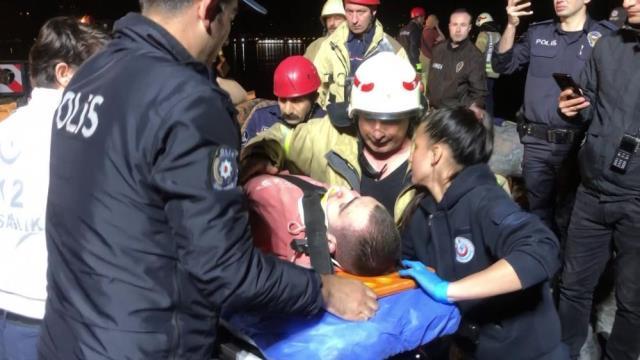 Kadıköy sahilde kulaklığını kayalıklara düşürdü, almak isterken sıkıştı, 3,5 saat sonra kurtarıldı