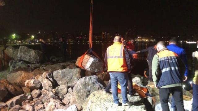 Kadıköy sahilde kulaklığını kayalıklara düşürdü, almak isterken sıkıştı, 3,5 saat sonra kurtarıldı