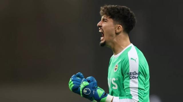 Taraftarın sevgilisi yuvadan uçuyor! Ajax, Fenerbahçe'nin kapısını Altay için çalacak Taraftarın sevgilisi yuvadan uçuyor! Ajax, Fenerbahçe'nin kapısını Altay için çalacak