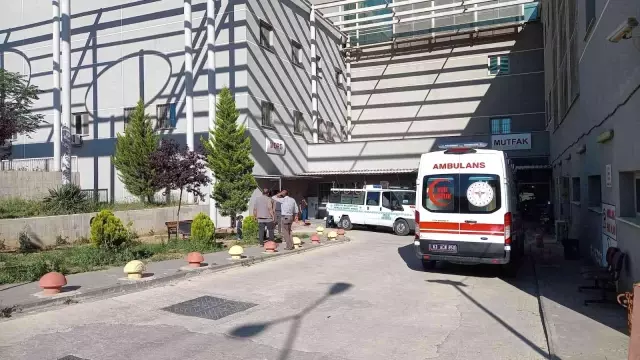 Şanlıurfa'da yaşayan bir baba, aniden önüne atlayan 6 yaşındaki oğlunu traktörle ezdi Şanlıurfa'da yaşayan bir baba, aniden önüne atlayan 6 yaşındaki oğlunu traktörle ezdi