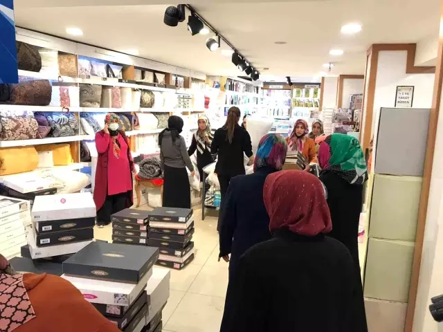 12 bin TL'lik cep telefonunun indiği fiyatı öğrenenler mağazada izdihama neden oldu 12 bin TL'lik cep telefonunun indiği fiyatı öğrenenler mağazada izdihama neden oldu