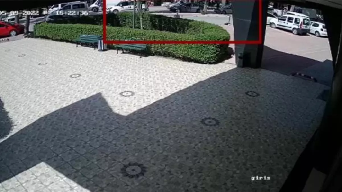 Bankadan 300 bin lira çekip otomobiline koydu, hırsızlar camı kırıp parayı çaldı