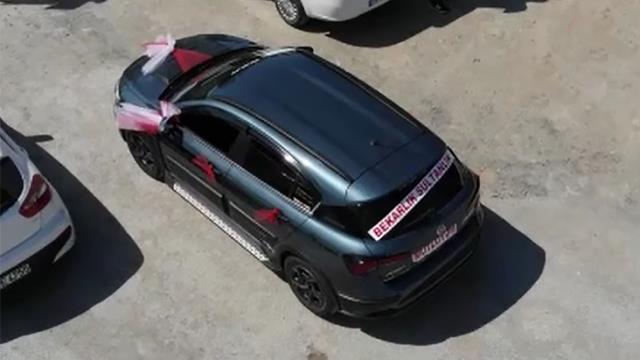 Boşanma davasına gelin arabası gibi süslediği araçla gitti! Arka cama yazdırdığı yazıyı gören gülüyor Boşanma davasına gelin arabası gibi süslediği araçla gitti! Arka cama yazdırdığı yazıyı gören gülüyor