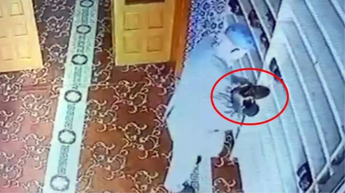 Camide ellerini ovuştura ovuştura ayakkabı seçip çalan yaşlı adam pes dedirtti