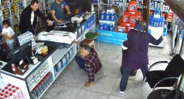 İş yeri kamerasına yansıdı: Isparta'da hortum paniğe neden oldu