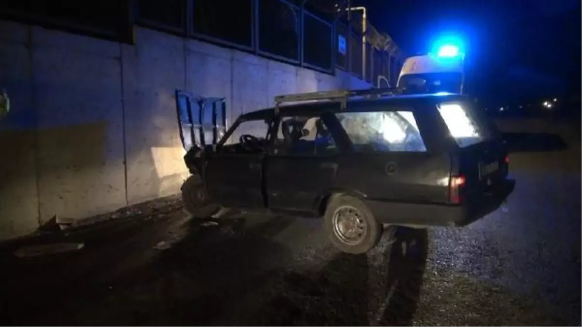 KIRIKKALE'DE OTOMOBİL FABRİKA DUVARINA ÇAPTI: 1 YARALI