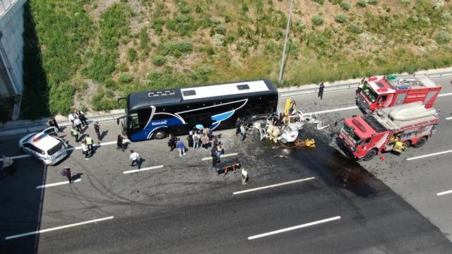 Kuzey Marmara Otoyolu'nda feci kaza: Anne öldü, baba ve oğlu ağır yaralı Kuzey Marmara Otoyolu'nda feci kaza: Anne öldü, baba ve oğlu ağır yaralı