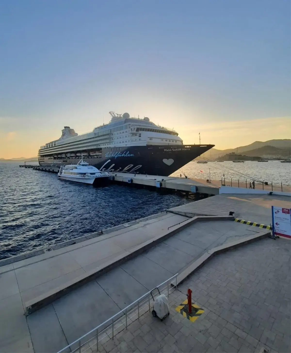 Malta bayraklı kruvaziyer Mein Schiff Herz, Bodrum'a geldi