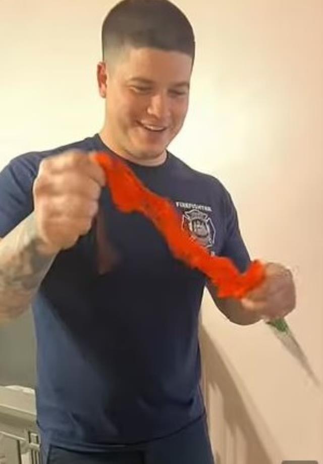 Öğrencilere okuldan annelerine götürmeleri için verilen hediye gülden kırmızı dantelli iç çamaşırı çıktı, veliler okulu aradı