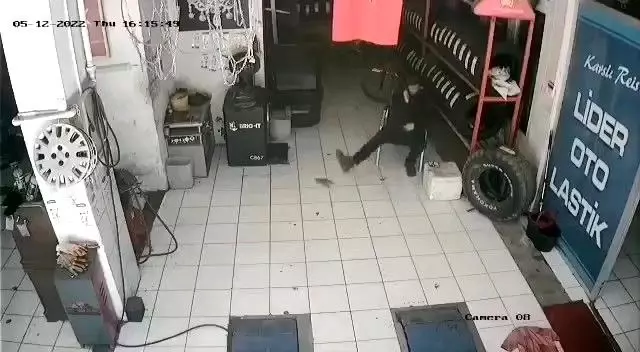 Tüm fare uzaklaştırma tekniklerini unutun! Oto lastikçiye giren fare işçinin tekmesiyle havalandı