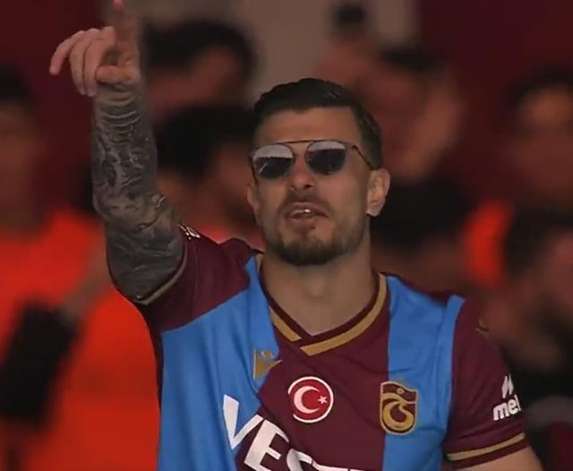 Şampiyonluk kutlamalarına Uğurcan Çakır ve Dorukhan'ın KADR ile yaptığı düet damga vurdu Şampiyonluk kutlamalarına Uğurcan Çakır ve Dorukhan'ın KADR ile yaptığı düet damga vurdu